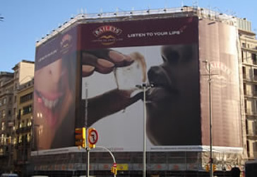 Lona publicitaria de Baileys en P. Gracia, 54